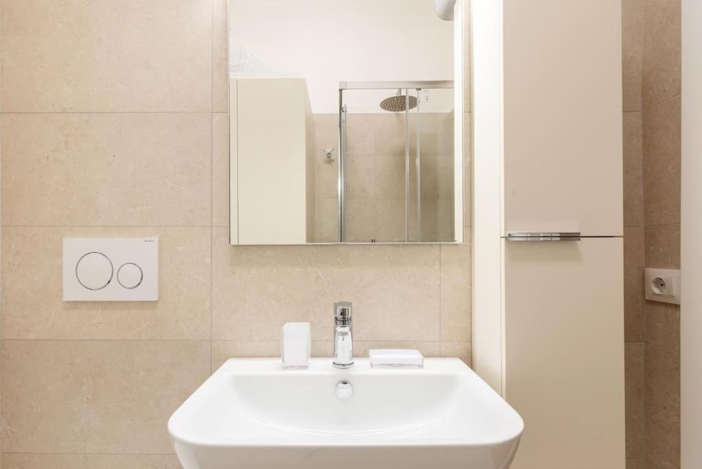 Appartamento Elegante Bilocale San Calocero Milano Esterno foto